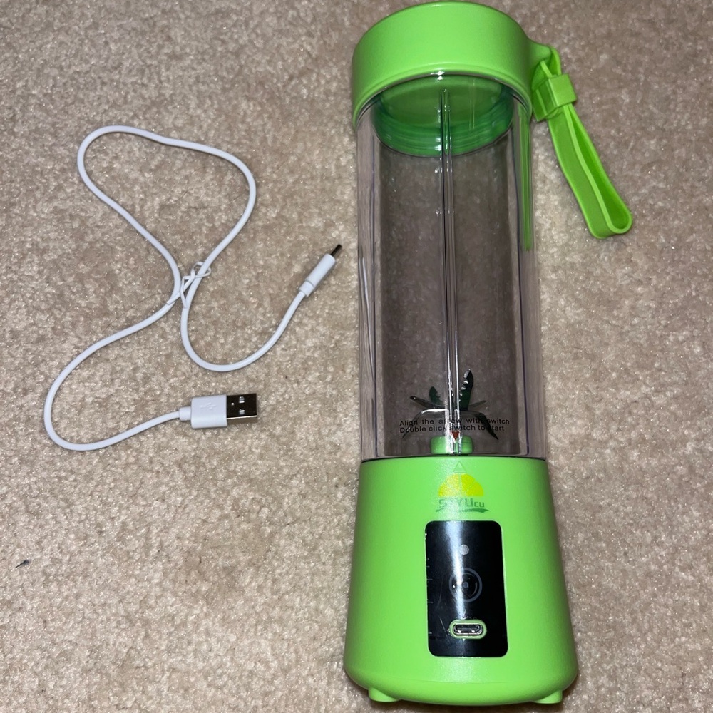 Mini Portable Blender For Shakes and Smoothies!